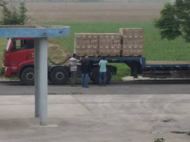 客戶訂購(gòu)產(chǎn)品，產(chǎn)品裝車中